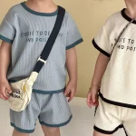 【80-150cm】セットアップ 半袖Ｔシャツ＆ショートパンツ 英字柄 - 画像 (5)