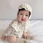 【66-90cm】長袖ロンパース レース付け 折り襟 小花柄 帽子付き - 画像 (5)