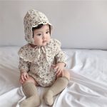 【66-90cm】長袖ロンパース レース付け 折り襟 小花柄 帽子付き - 画像 (3)