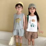 【80-150cm】セットアップ 英字と恐竜柄 ノースリーブスーツ - 画像 (2)