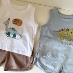 【80-150cm】セットアップ 英字と恐竜柄 ノースリーブスーツ - 画像 (8)