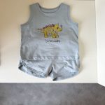 【80-150cm】セットアップ 英字と恐竜柄 ノースリーブスーツ - 画像 (9)