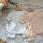 【66-90cm】ロンパース ベビー リボンタイ付き レーストリム
