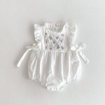 【66-90cm】 ロンパース 刺繍入り フリル袖 リボン付き - 画像 (6)
