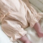 【66-90cm】ロンパース ベビー リボンタイ付き レーストリム - 画像 (9)