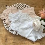 【66-90cm】ロンパース ベビー リボンタイ付き レーストリム - 画像 (3)