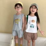 【80-150cm】セットアップ 英字と恐竜柄 ノースリーブスーツ