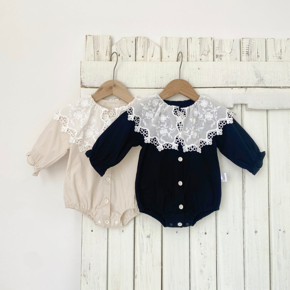 02b5daad16045e8d8c0597de0ac1176f.jpg 【66-90cm】ロンパース ベビー服 ガーリー ビッグレース襟 - 画像 (1)