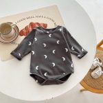 【66-90cm】長袖ロンパース ベビー ムーン柄 シンプル - 画像 (3)