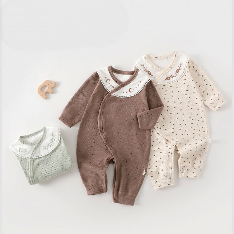 01_0adfc31e-6ca3-42ca-876e-56514f997f5c.jpg 【66-90cm】カバーオール ベビー 刺繍 切替 サイドオープン - 画像 (1)