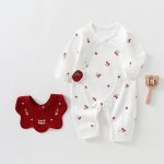 【52-66cm】ロンパース＆スタイ ベビー 可愛い 総柄 - 画像 (2)